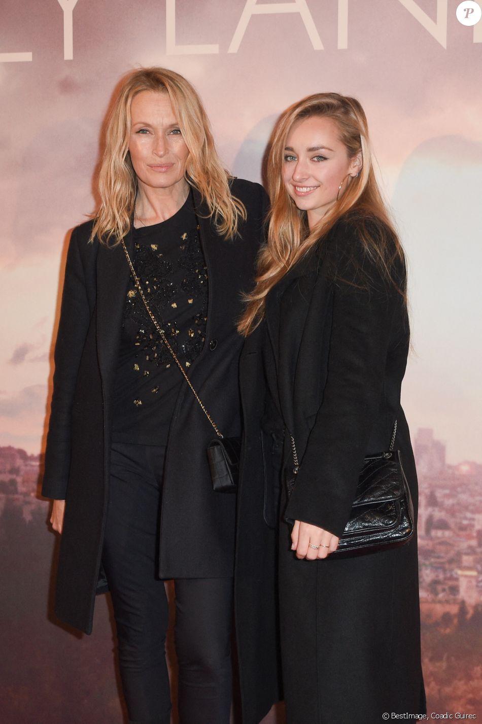 Estelle Lefébure avec sa fille Emma Smet à l'avant-première du film "Holy Lands" au cinéma UGC Normandie à Paris. © Coadic Guirec/Bestimage