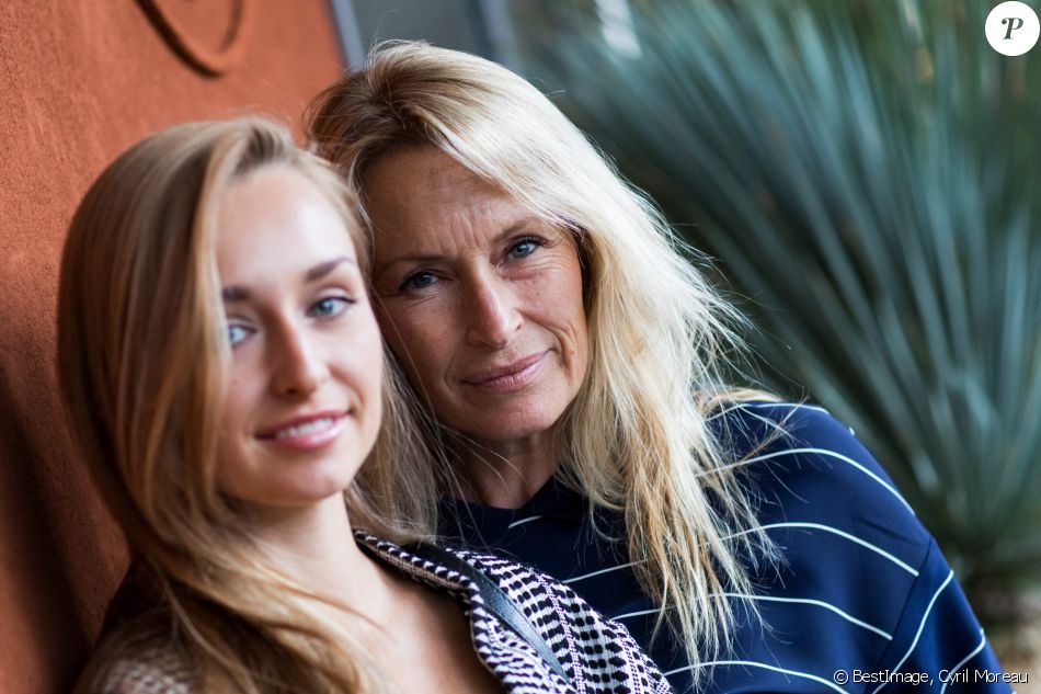 Estelle Lefebure et sa fille Emma Smet - People au village des Internationaux de Tennis de Roland Garros à Paris, le 6 juin 2018. © Cyril Moreau/Bestimage