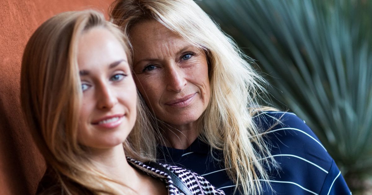 Estelle Lefebure et sa fille Emma Smet - People au village des