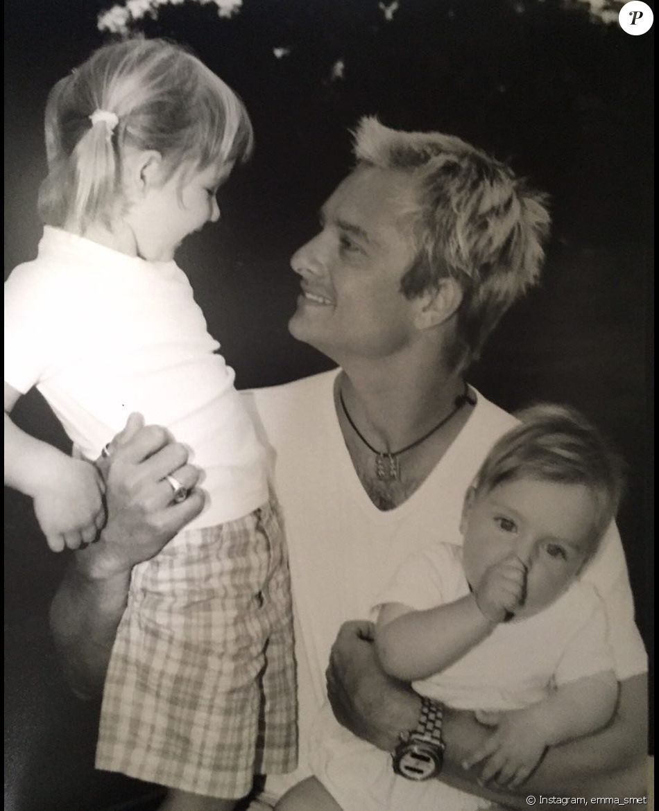 Emma Smet a publié une photo d'elle avec sa grande soeur Ilona et leur papa David Hallyday le 14 août 2018, à l'occasion de l'anniversaire de David Hallyday.