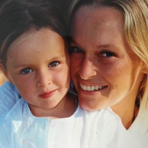 Emma Smet a publié une photo d'elle enfant avec sa maman Estelle Lefébure le 7 juin 2020, à l'occasion de la fête des Mères.