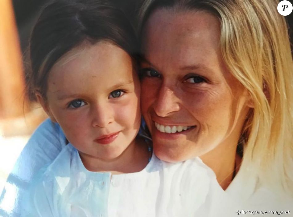 Emma Smet a publié une photo d'elle enfant avec sa maman Estelle Lefébure le 7 juin 2020, à l'occasion de la fête des Mères.