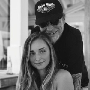 Emma Smet a publié une photo avec son grand-père Johnny Hallyday le 15 juin 2019, à l'occasion de l'anniversaire de son défunt grand-père.