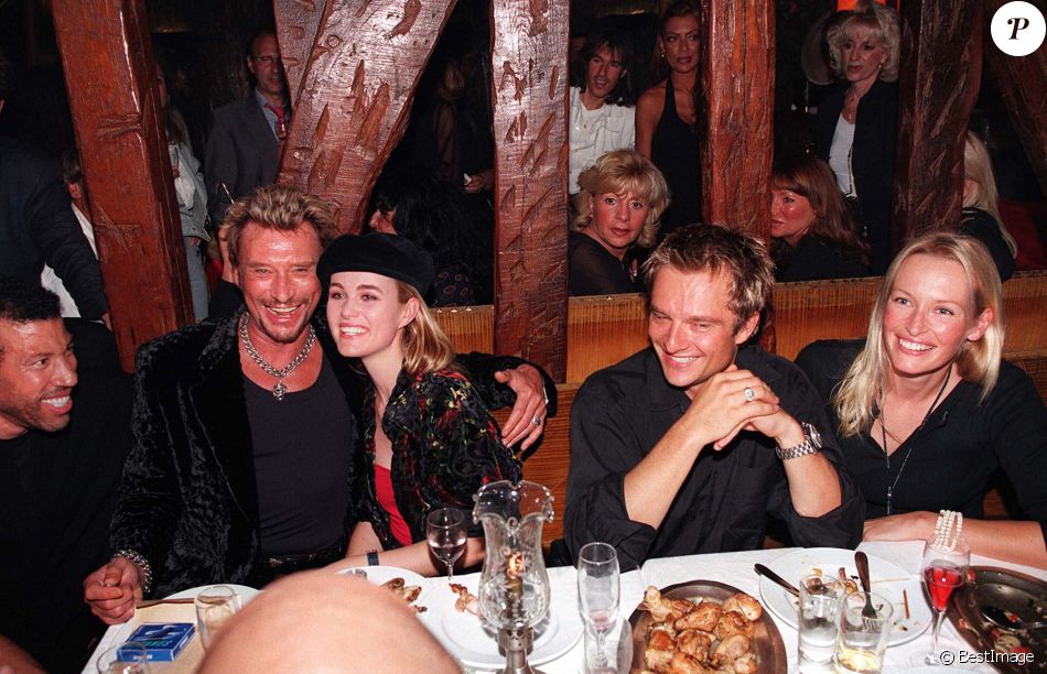 Johnny Hallyday, Laeticia Hallyday, David Hallyday et Estelle Lefébure à Paris en 1998.