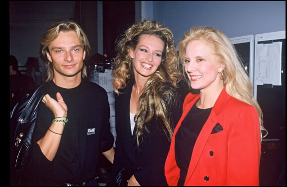 David Hallyday, Estelle Lefébure et Sylvie Vartan en coulisses d'un défilé de mode, dans les années 90.
