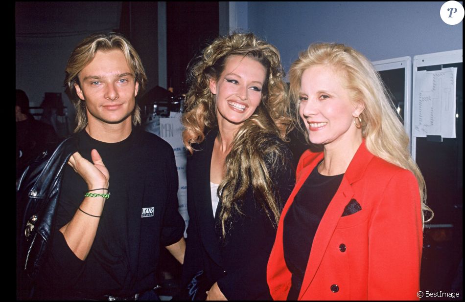 David Hallyday, Estelle Lefébure et Sylvie Vartan en coulisses d'un défilé de mode, dans les années 90.