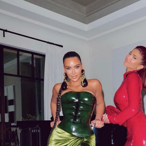 Kim Kardashian et sa petite soeur Kylie Jenner fêtent Noël. Décembre 2020.