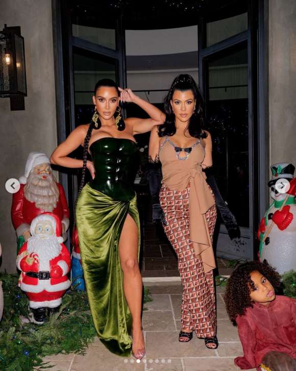 Kim Kardashian et sa grande soeur Kourtney Kardashian fêtent Noël. Décembre 2020.