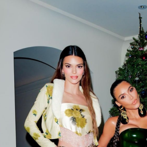 Kim Kardashian et sa petite soeur Kendall Jenner fêtent Noël. Décembre 2020.