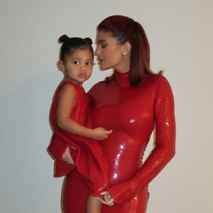 Kylie Jenner et sa fille Stormi fêtent le réveillon de Noël.