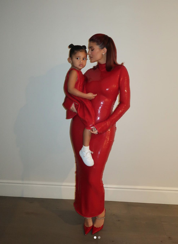 Kylie Jenner et sa fille Stormi fêtent le réveillon de Noël.
