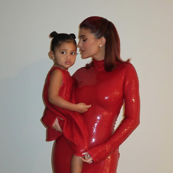 Kylie Jenner et sa fille Stormi fêtent le réveillon de Noël.