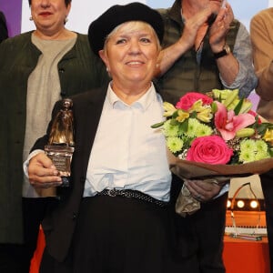 Christian Cappe directeur du festival remet à Mimie Mathy le Pyrénées d'honneur pour son rôle dans "Joséphine, ange gardien" en présence de Christian Rauth, Annie Grégorio lors de la cérémonie de clôture du 22ème Festival des créations télévisuelles de Luchon, France, le 8 février 2020. © Patrick Bernard/Bestimage 