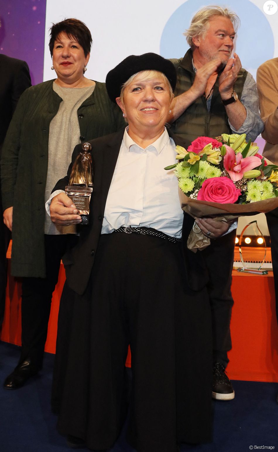 Christian Cappe directeur du festival remet à Mimie Mathy le Pyrénées d'honneur pour son rôle dans "Joséphine, ange gardien" en présence de Christian Rauth, Annie Grégorio lors de la cérémonie de clôture du 22ème Festival des créations télévisuelles de Luchon, France, le 8 février 2020. © Patrick Bernard/Bestimage