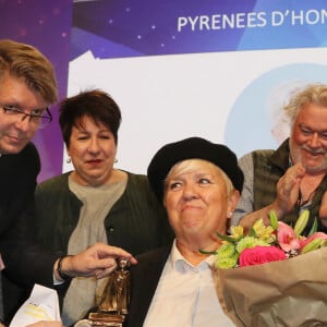 Christian Cappe directeur du festival remet à Mimie Mathy le Pyrénées d'honneur pour son rôle dans "Joséphine, ange gardien" en présence de Christian Rauth, Annie Grégorio et Dominique Baron lors de la cérémonie de clôture du 22ème Festival des créations télévisuelles de Luchon, France, le 8 février 2020. © Patrick Bernard/Bestimage 