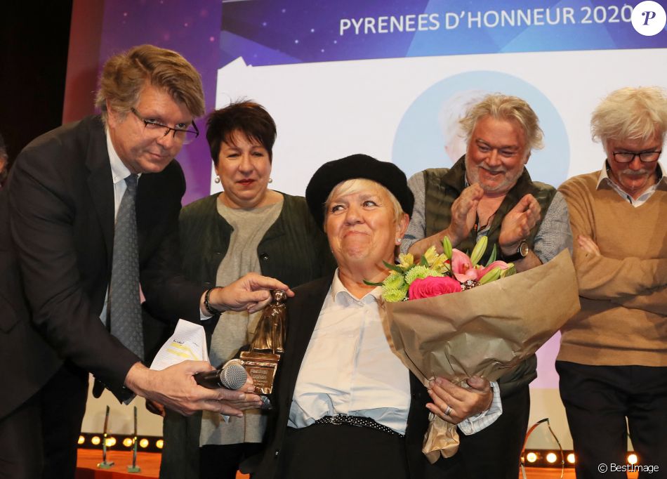 Christian Cappe directeur du festival remet à Mimie Mathy le Pyrénées d'honneur pour son rôle dans "Joséphine, ange gardien" en présence de Christian Rauth, Annie Grégorio et Dominique Baron lors de la cérémonie de clôture du 22ème Festival des créations télévisuelles de Luchon, France, le 8 février 2020. © Patrick Bernard/Bestimage