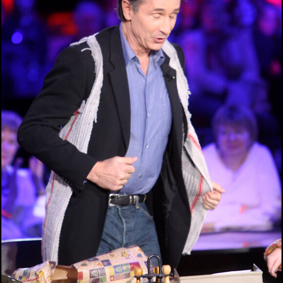 Thierry Lhermitte et le gilet du film "Le père Noël est une ordure" - 20e Téléthon sur France 2 en 2006.