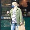 Exclusif - Emma Roberts, enceinte, passe prendre des repas à emporter et des boissons à Los Feliz le 23 décembre 2020.