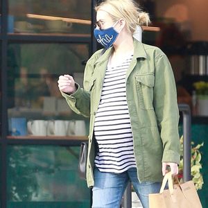 Exclusif - Emma Roberts, enceinte, passe prendre des repas à emporter et des boissons à Los Feliz le 23 décembre 2020.