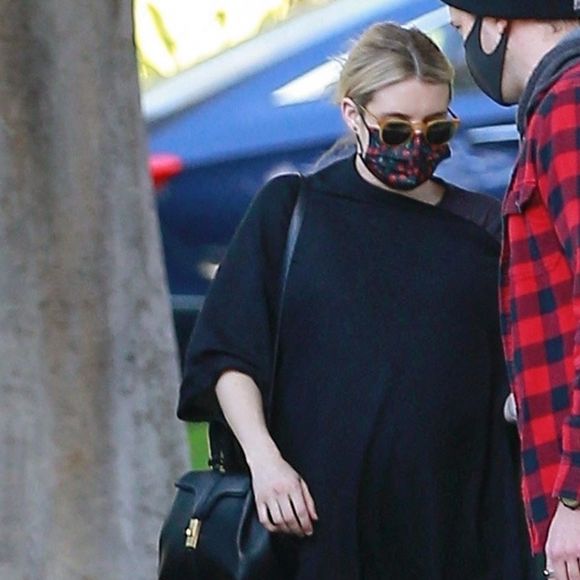 Exclusif - Emma Roberts, enceinte, a fait un passage au drive d'un McDonald's de Los Angeles le 17 décembre 2020.