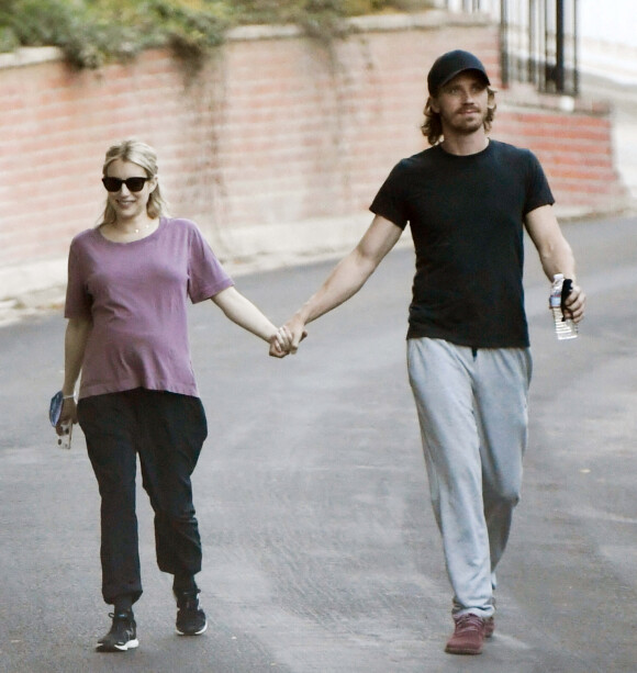 Exclusif - Emma Roberts enceinte et son mari Garrett Hedlund se baladent en amoureux dans les rues de Los Angeles pendant l'épidémie de coronavirus (Covid-19), le 11 octobre 2020.