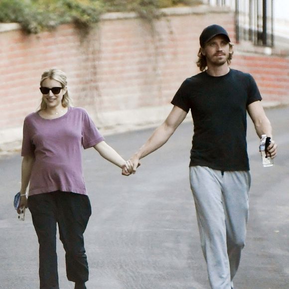 Exclusif - Emma Roberts enceinte et son mari Garrett Hedlund se baladent en amoureux dans les rues de Los Angeles pendant l'épidémie de coronavirus (Covid-19), le 11 octobre 2020.