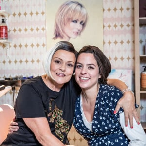 Exclusif - Muriel Robin et Anouchka Delon (enceinte) - Sketch Le salon de coiffure - Backstage de l'enregistrement de l'émission "I love you coiffure" de M.Robin. Le 6 janvier 2020 © Cyril Moreau / Bestimage