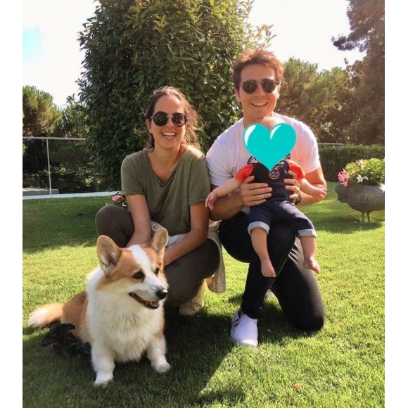 Anouchka Delon, son compagnon Julien Dereims et leur bébé en décembre 2020.
