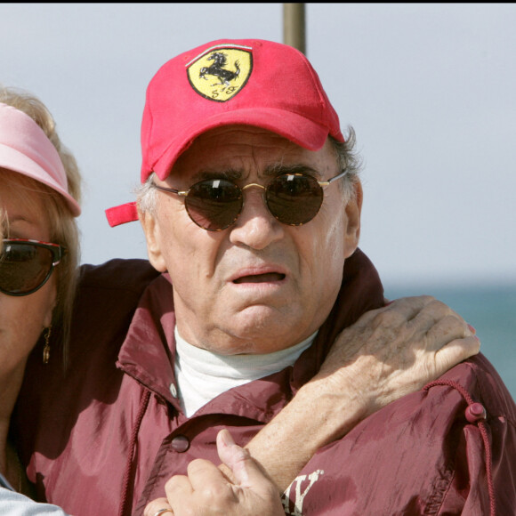 Mylène Demongeot et Claude Brasseur sur le tournage de "Camping " au Pyla (Gironde).