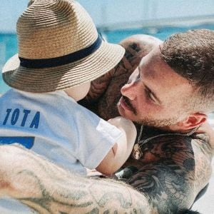 M. Pokora et son fils Isaiah lors de vacances en France le 12 juillet 2020.