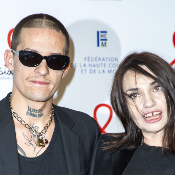 Béatrice Dalle et Paul Bichet-Galaup lors du photocall de la 18ème édition du "Dîner de la mode du Sidaction" au Pavillon Cambon Capucines - Potel et Chabot à Paris, France, le 23 janvier 2020. © Olivier Borde/Bestimage 