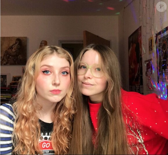 Jessie Cave et sa soeur comédienne Bebe Cave sur Instagram. Le 25 décembre 2020.