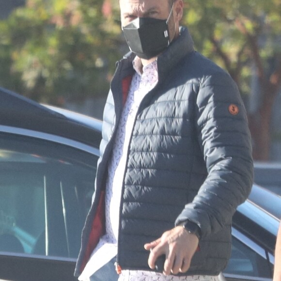 Exclusif - Brian Austin Green est allé acheter un café à emporter chez Vintage Grocers à Malibu, le 14 décembre 2020.