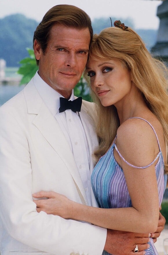 Tanya Roberts et Roger Moore dans le film James Bond Dangereusement Vôtre dans les années 80. © MPP Marlyse / Bestimage