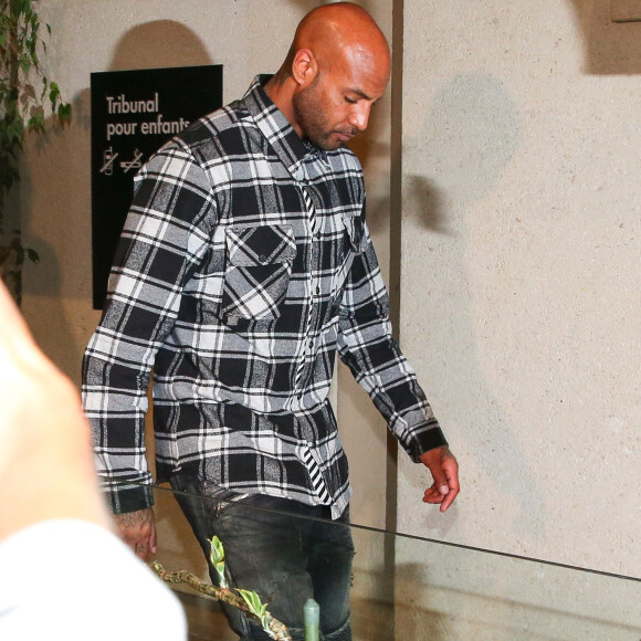 Les rappeurs Kaaris et Booba, ainsi que neuf autres prévenus, ont été jugés ce jeudi devant le tribunal correctionnel de Créteil pour violences aggravées et vols en réunion après leur bagarre à Orly le 1er août dernier le 6 septembre 2018. Après plus de dix heures d'audience, jeudi le procureur a requis une peine de douze mois de prison avec sursis contre les deux rappeurs, se refusant de faire une différence entre les deux camps. " Ce qui est acquis au débat, c'est que [Booba] a porté le premier coup. Mais aussi que c'est [Kaaris] qui est allé à son contact pour engager l'altercation ", a-t-il justifié les comparant à des " petits-bourgeois du clash ".