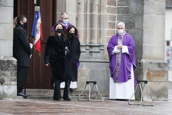 La famille - Arrivées aux obsèques de Robert Hossein en l'église Saint-Rémy dans la ville de Vittel. Le 6 janvier 2021 © Elyxandro Cegarra / Panoramic / Bestimage