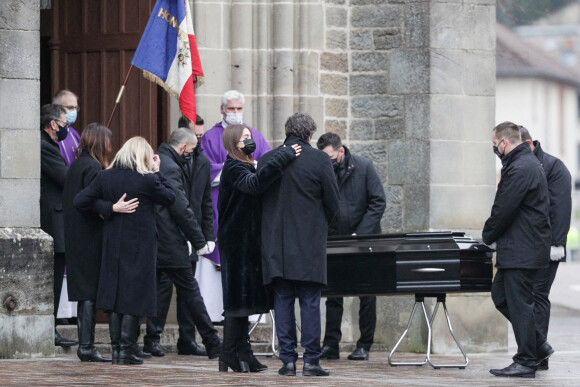 Candice Patou et son fils Julien Hossein (veuve et fils du défunt) en famille - Arrivées aux obsèques de Robert Hossein en l'église Saint-Rémy dans la ville de Vittel. © Elyxandro Cegarra / Panoramic / Bestimage