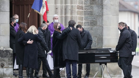 Obsèques de Robert Hossein : sa veuve Candice Patou digne et soutenue par son fils Julien