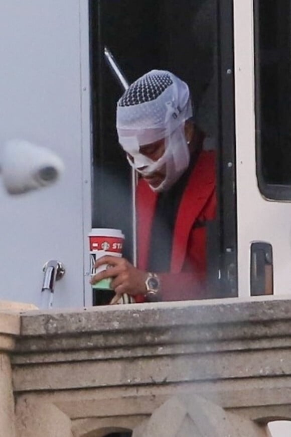 Exclusif - Le chanteur canadien The Weeknd filme la suite du clip vidéo de sa chanson "Blinding Light" sur 4th St Bridge à Los Angeles le 9 novembre 2020.
