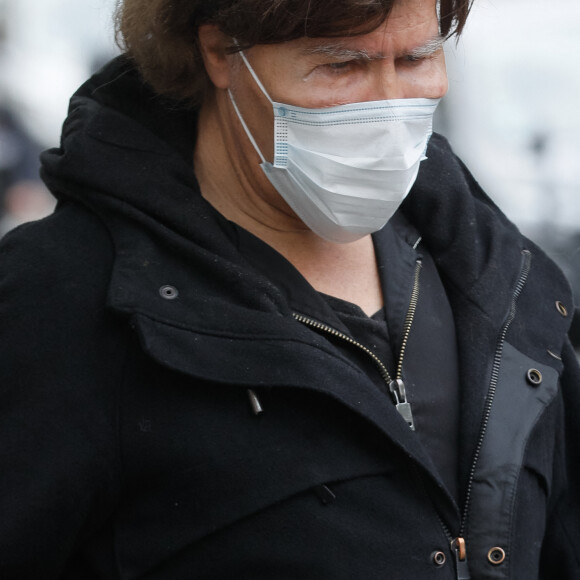 Exclusif - Grichka Bogdanoff (Bogdanov) - Sorties des obsèques du chef Gérard Idoux (restaurateur à la tête du Récamier) en l'église de Saint-Germain-des-Prés à Paris, le 08 octobre 2020. Le monde politique et artistique étaient réunis ce matin. Ce fut une cérémonie pleine de tendresse comme Gérard Idoux aurait voulu que ce soit. Il sera inhumé demain dans sa ville natale de Nevers. © Christophe Clovis / Bestimage