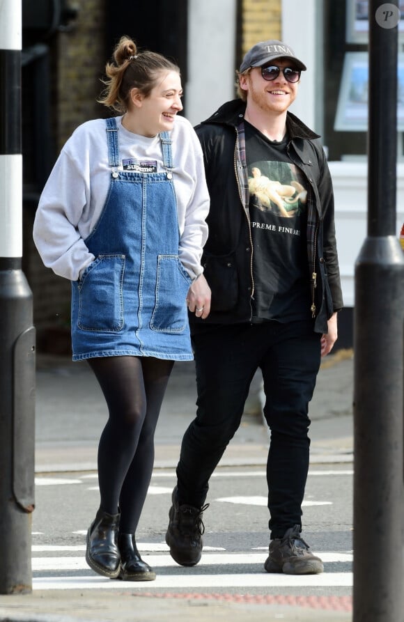 Exclusif - Rupert Grint et sa compagne Georgia Groome déjeunent avec des amis à Londres le 17 avril 2019.