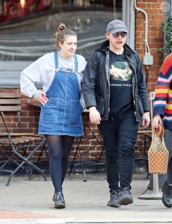 Exclusif - Rupert Grint et sa compagne Georgia Groome déjeunent avec des amis à Londres le 17 avril 2019.