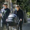 Exclusif - Rupert Grint et sa compagne Georgia Groome sortent se promener avec leur petite fille âgée de 13 jours à Londres le 21 mai 2020.
