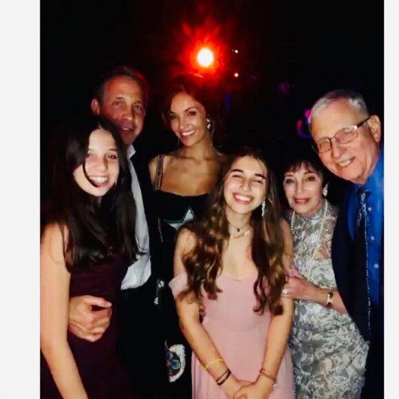 Nadia Farès et son ex-mari Steve Chasman, leurs deux filles et les parents de Steve Chasman sur Instagram, juin 2020.