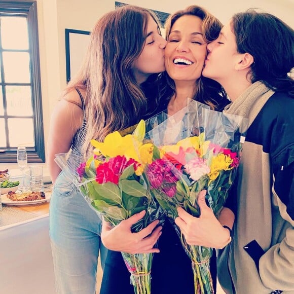 Nadia Farès et ses filles sur Instagram, mai 2020.