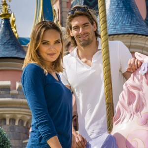 Camille Lacourt et Valérie Bègue à Disneyland paris.