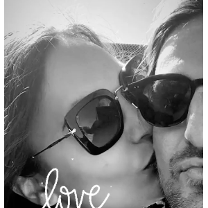 Valérie Bègue poste une photo d'elle en charmante compagnie. Est-ce son nouveau compagnon ? Photo postée sur Instagram en juillet 2020.