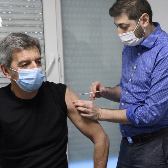 Michel Cymes se fait vacciner contre la COVID-19 (coronavirus) avec le vaccin Pfizer et BioNTech pour "donner l'exemple" à la Maison Médicale de Garde de l'hôpital Robert Ballanger à Aulnay-sous-Bois le 6 janvier 2021. © Eliot Blondet / Pool / Bestimage