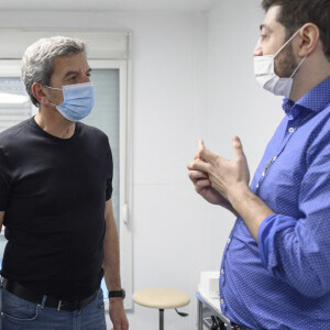Michel Cymes se fait vacciner contre la COVID-19 (coronavirus) avec le vaccin Pfizer et BioNTech pour "donner l'exemple" à la Maison Médicale de Garde de l'hôpital Robert Ballanger à Aulnay-sous-Bois le 6 janvier 2021. © Eliot Blondet / Pool / Bestimage