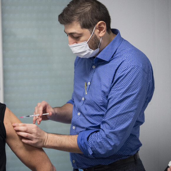 Michel Cymes se fait vacciner contre la COVID-19 (coronavirus) avec le vaccin Pfizer et BioNTech pour "donner l'exemple" à la Maison Médicale de Garde de l'hôpital Robert Ballanger à Aulnay-sous-Bois le 6 janvier 2021. © Eliot Blondet / Pool / Bestimage